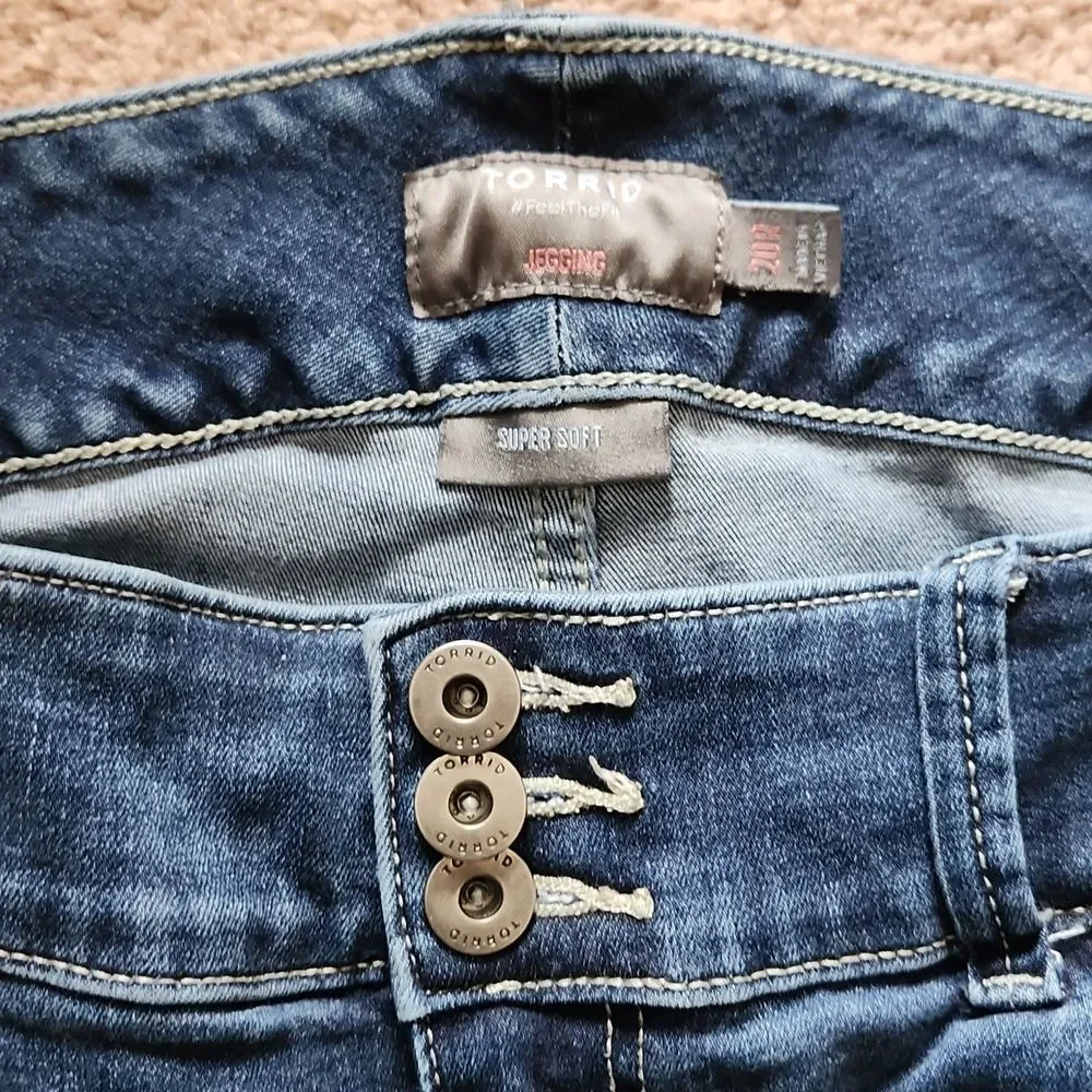 Torrid 20R Jegging Medium Wash Zipper and Button Closure - Picture 2 of 2